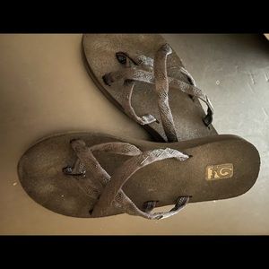 Black Teva flip flops size 8